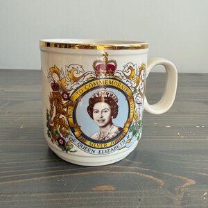 Vintage stoneware Queen Elizabeth II silver jubilee commemorative mug